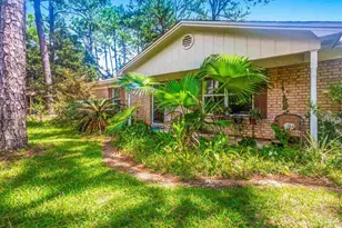 1370 Bayshore Ct, Gulf Breeze, FL 32563 - Photo 1