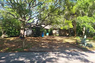 1020 Great Oaks Dr, Gulf Breeze, FL 32563 - Photo 1