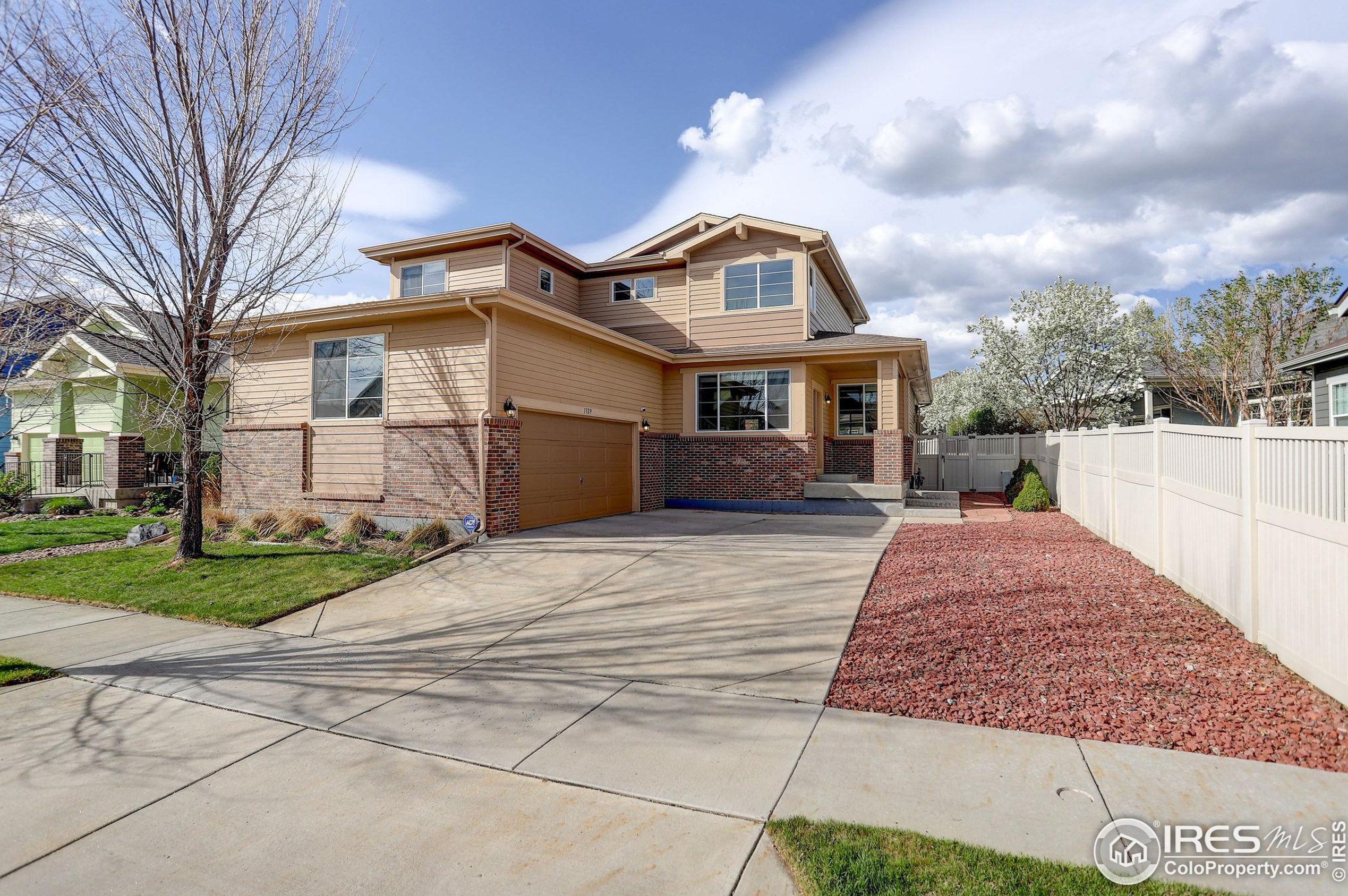 1329 Bluemoon Dr, Longmont, CO 80504-2223