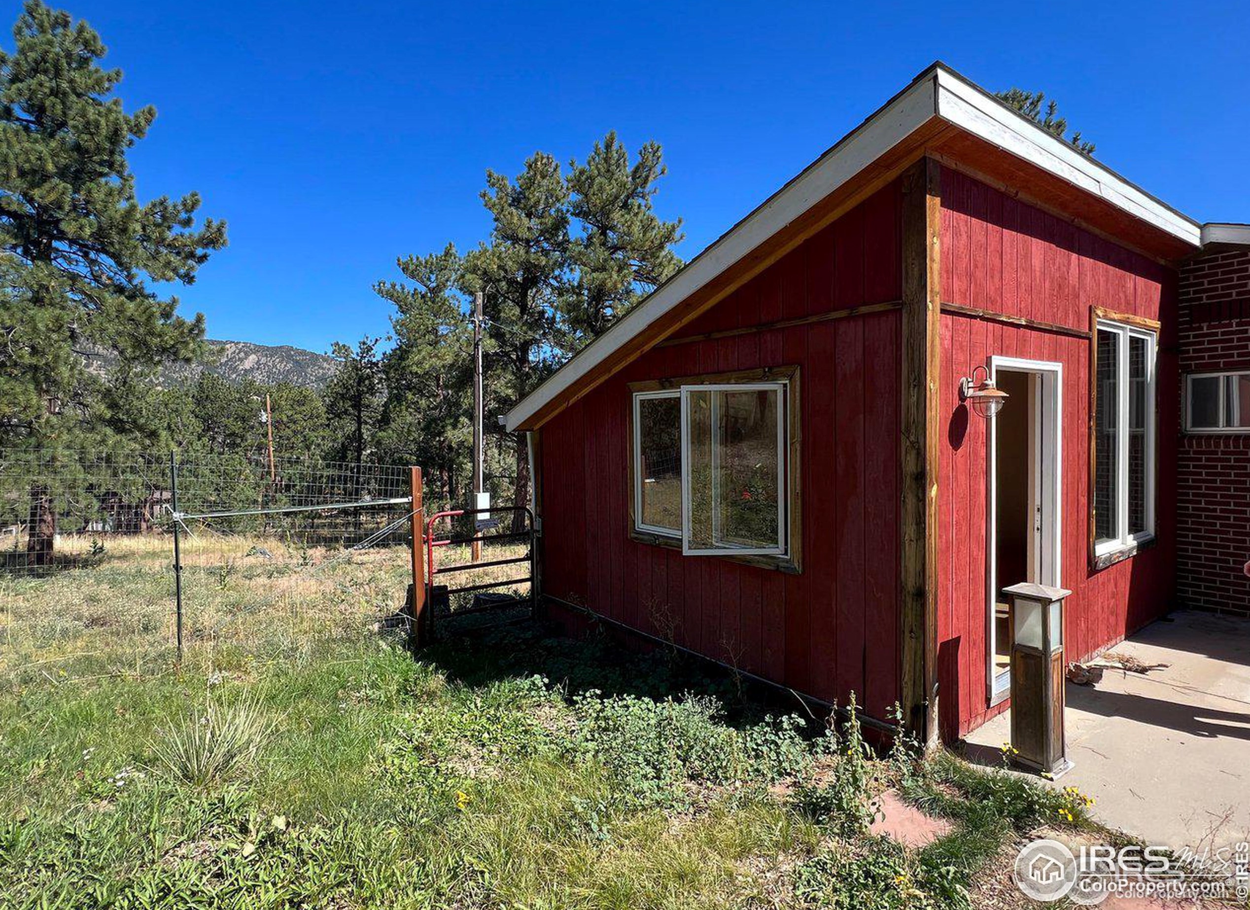 545 Pinewood Dr, Lyons CO  80540-8132 exterior