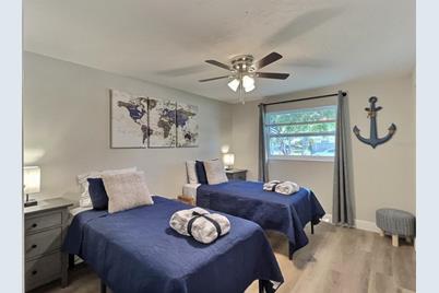 4658 Maceachen Boulevard, Sarasota, FL 34233 - Photo 10