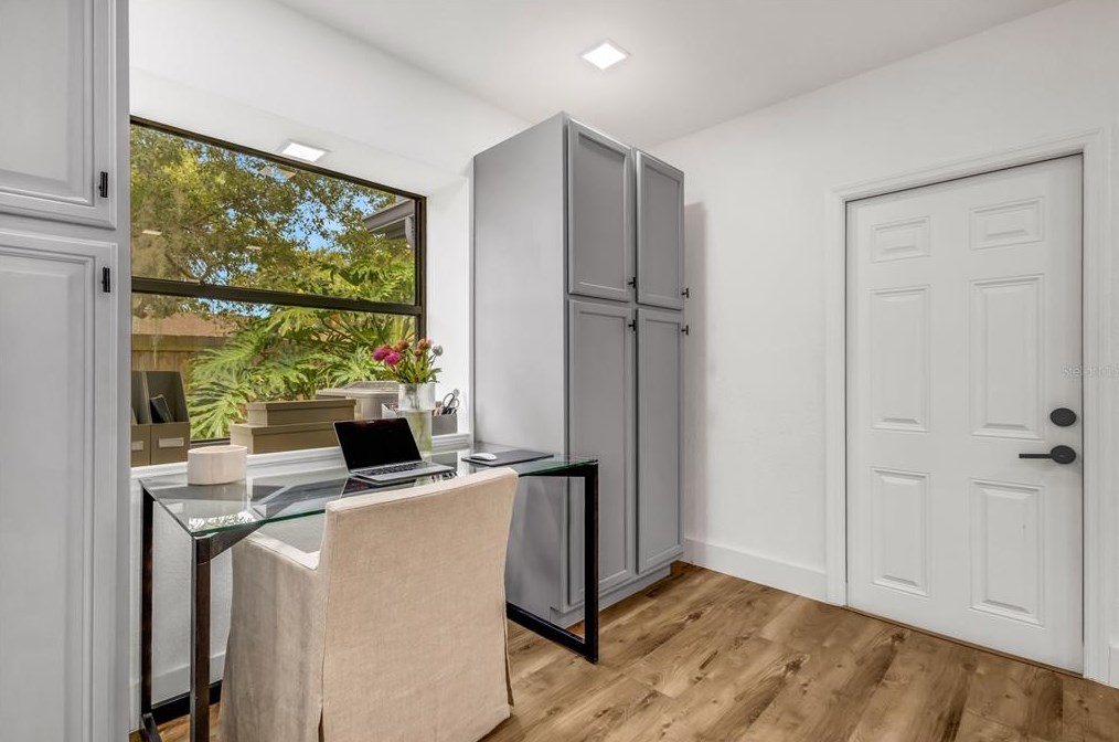 4912 80th Avenue Cir, Sarasota FL  34243-4915 exterior