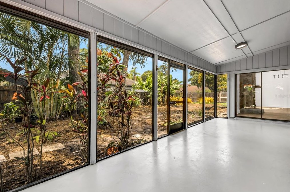 4912 80th Avenue Cir, Sarasota FL  34243-4915 exterior