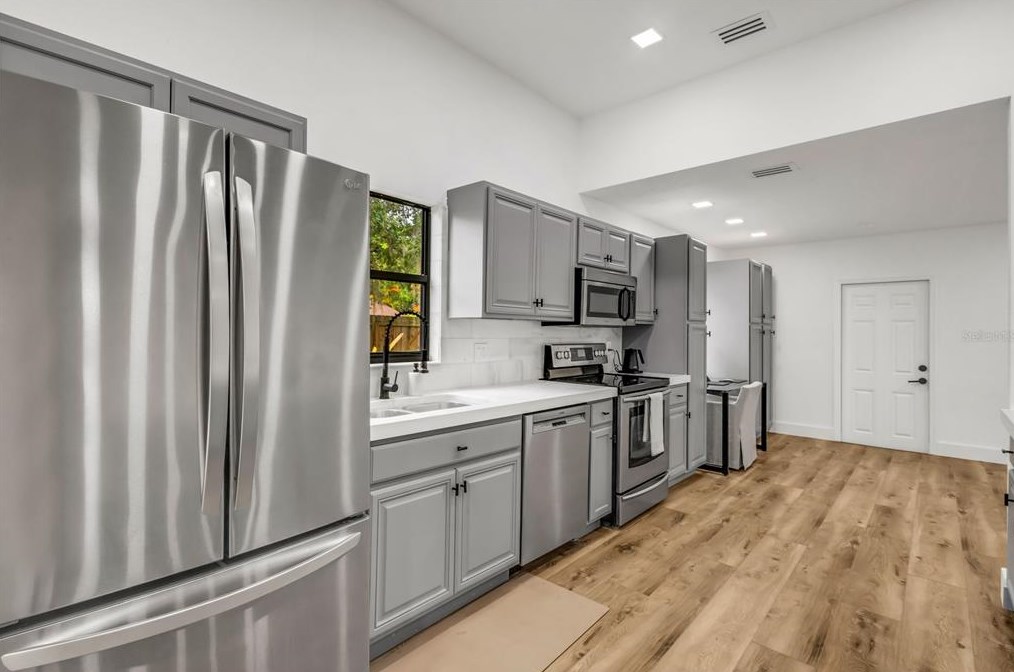 4912 80th Avenue Cir, Sarasota FL  34243-4915 exterior