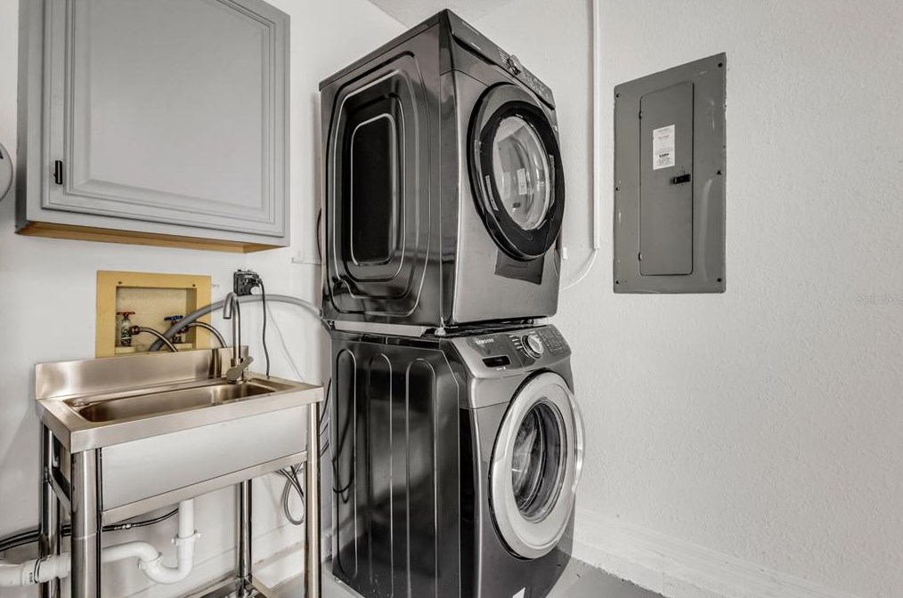 4912 80th Avenue Cir, Sarasota FL  34243-4915 exterior