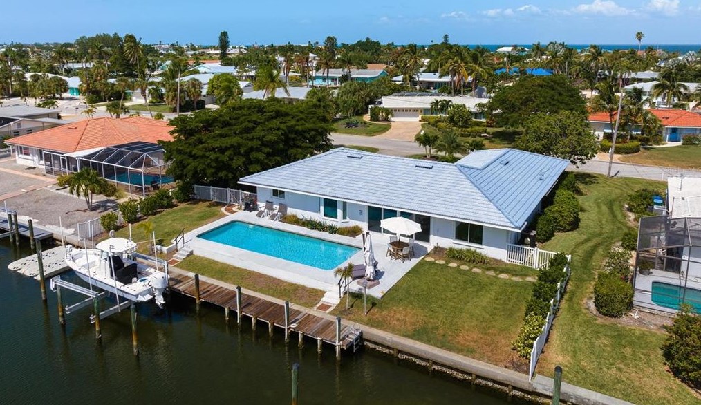 622 Emerald Ln, Holmes Beach, FL 34217