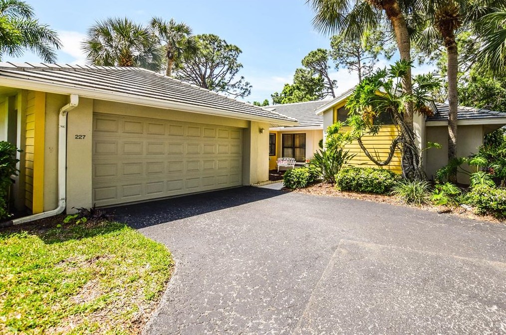 227 Southampton Dr, Venice, FL 34293-4273