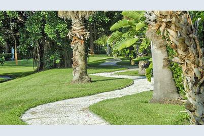 1351 Siesta Bayside Drive #1351-D, Sarasota, FL 34242 - Photo 16