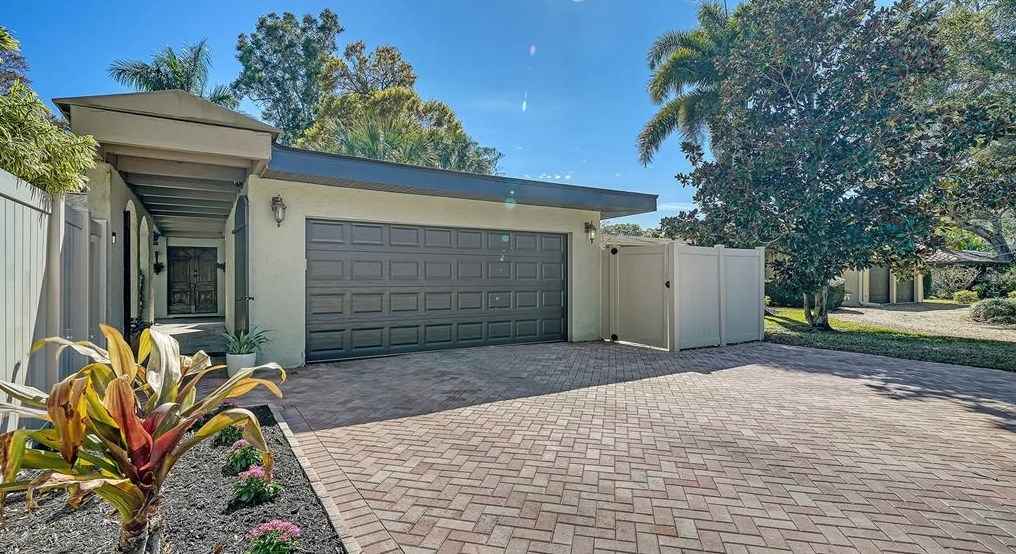 1666 Spring Creek Dr, Sarasota, FL 34239-5045