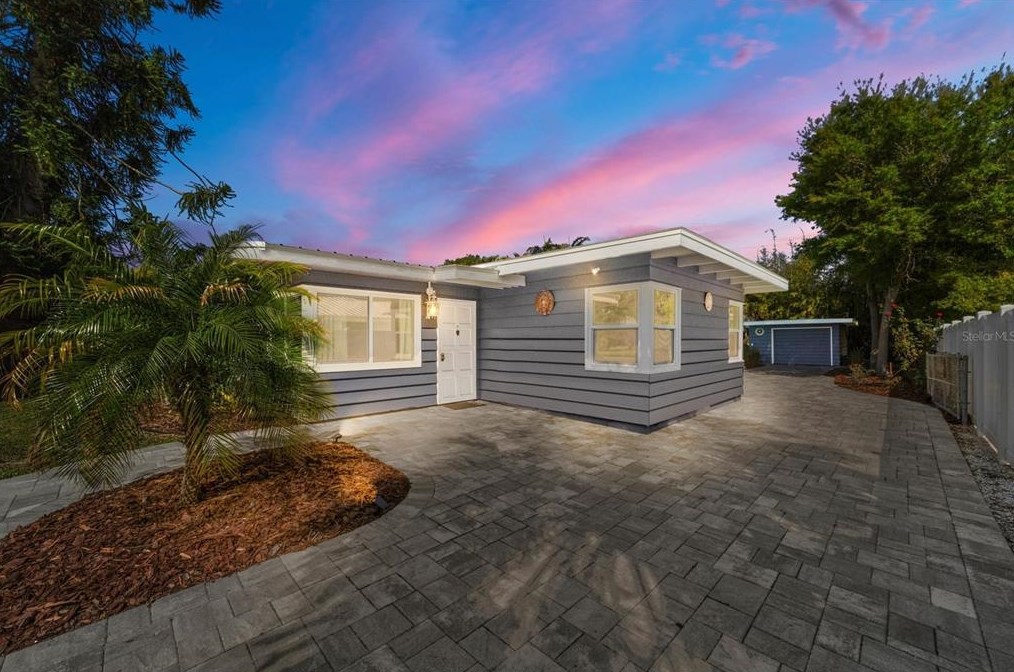 443 Sapphire Dr, Sarasota, FL 34234-2723