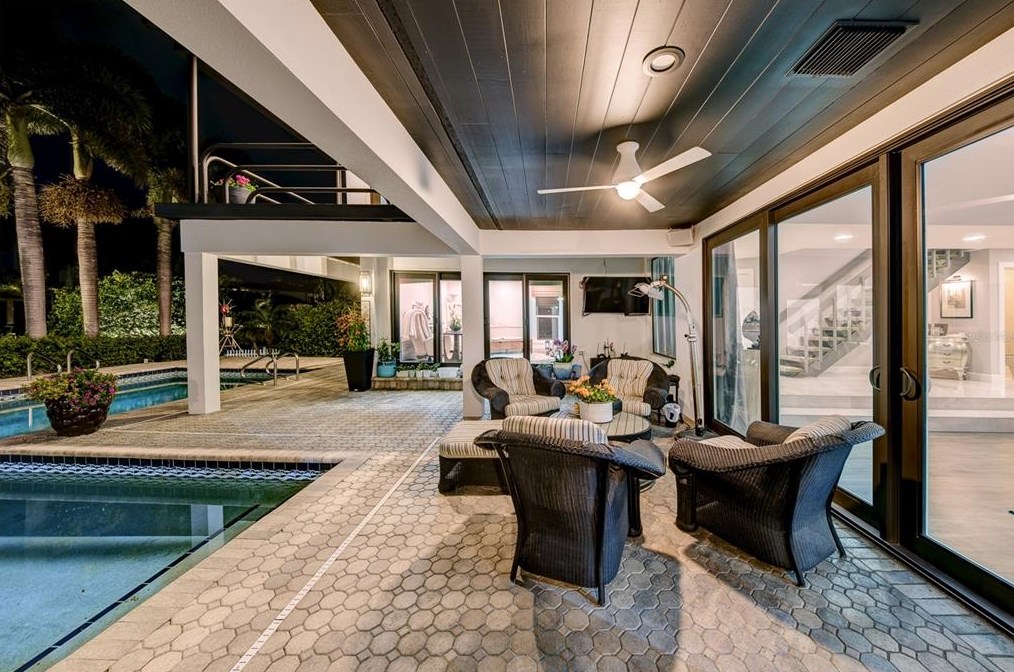 414 Mdw Lark Dr, Sarasota FL 34236-1902 exterior