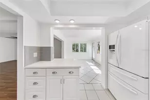 3915 Schwalbe Dr, Sarasota, FL 34235 - Photo 8