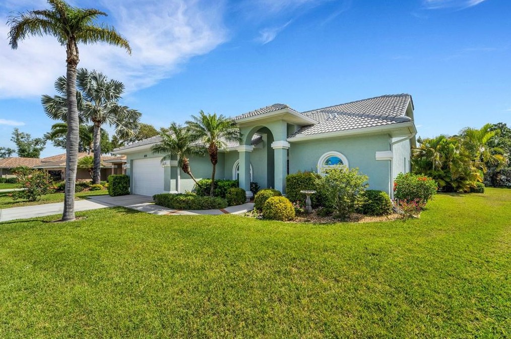 1078 Eisenhower Dr, Nokomis, FL 34275-4411