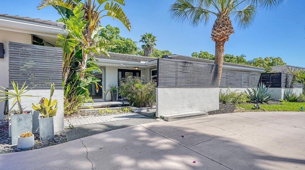 3255 Pine Valley Dr, Sarasota, FL 34239-4330