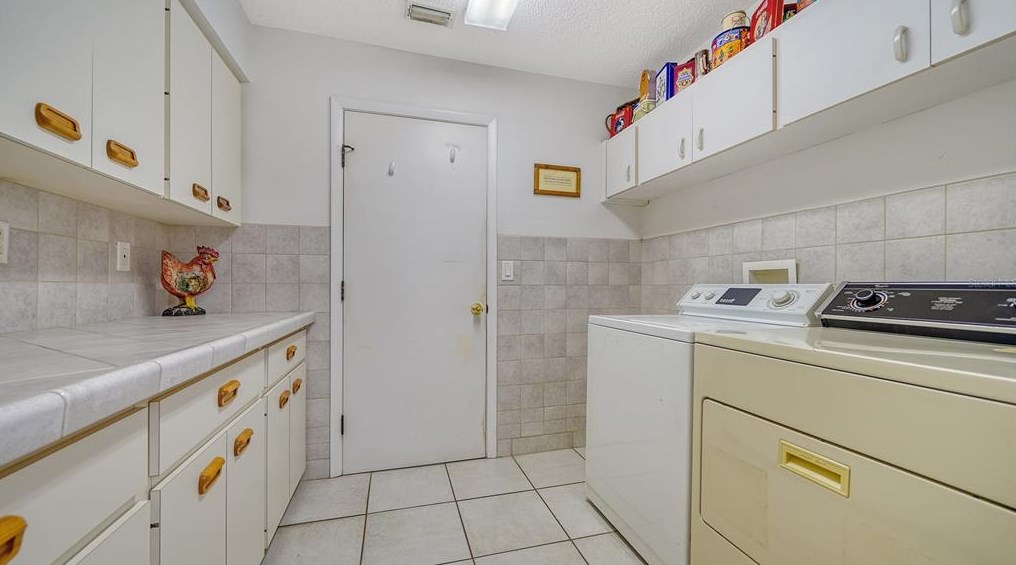 4541 Lake Vista Dr, Sarasota FL  34233-5019 exterior