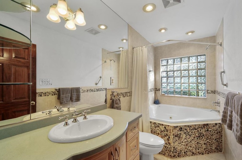 504 71 St, Bradenton Beach FL  34217-1103 exterior