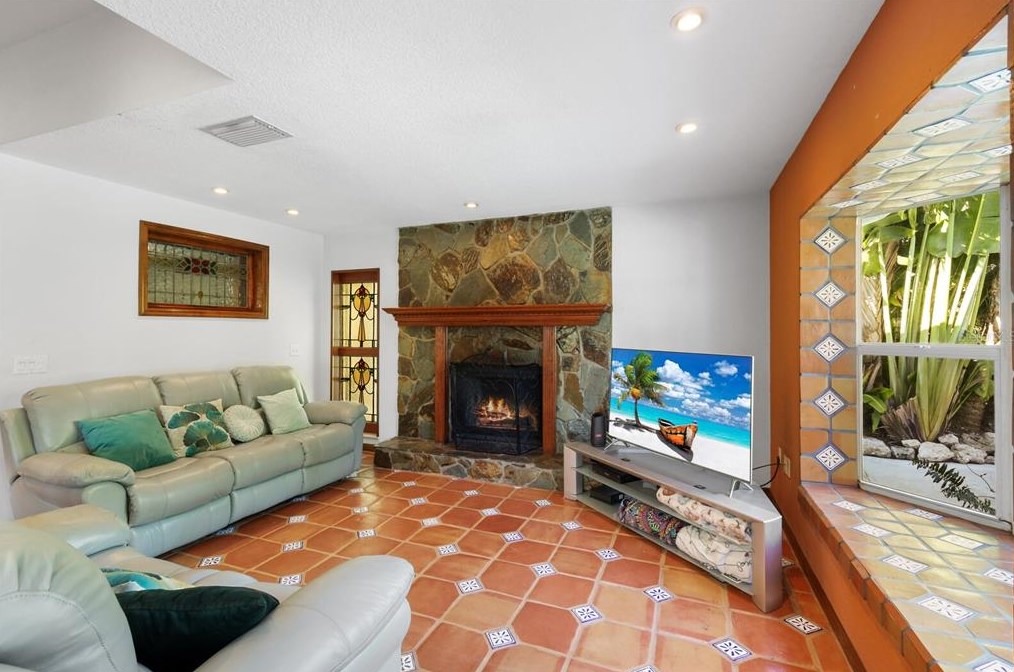 504 71 St, Bradenton Beach FL  34217-1103 exterior