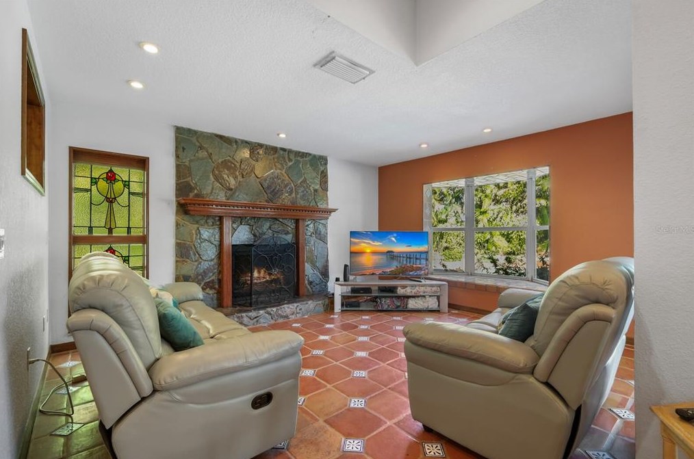 504 71 St, Bradenton Beach FL  34217-1103 exterior