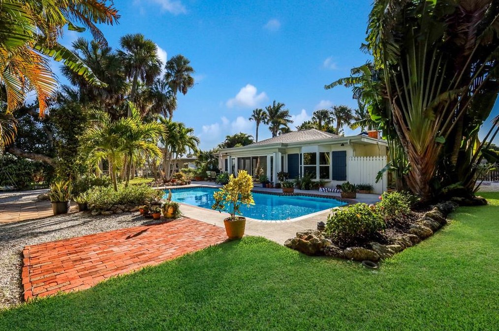504 71 St, Bradenton Beach FL  34217-1103 exterior