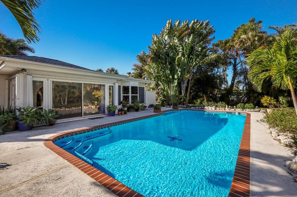 504 71 St, Bradenton Beach FL  34217-1103 exterior