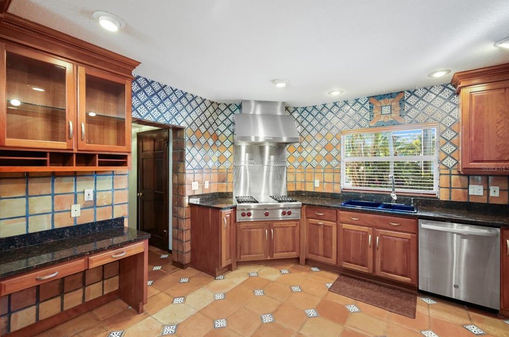 504 71 St, Bradenton Beach FL  34217-1103 exterior