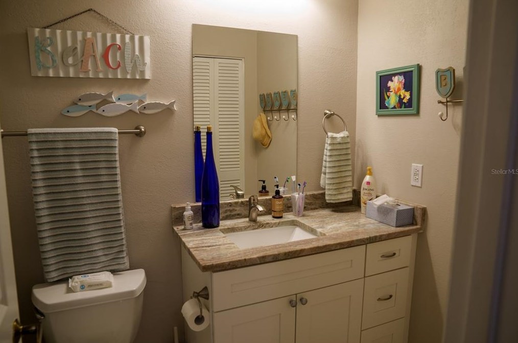 5958 Clubside Dr, Sarasota FL 34243-3165 exterior