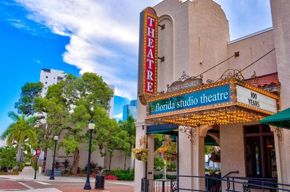 3212 Ramblewood Dr, Sarasota FL  34237-3813 exterior