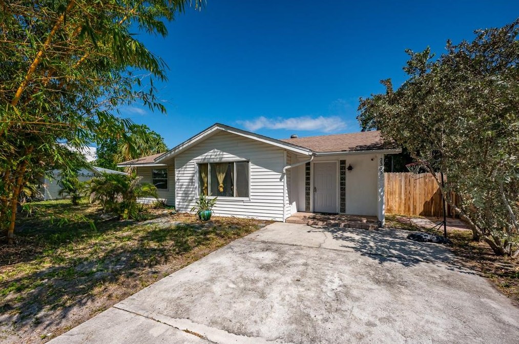 2303 Loma Linda St, Sarasota, FL 34239-2425