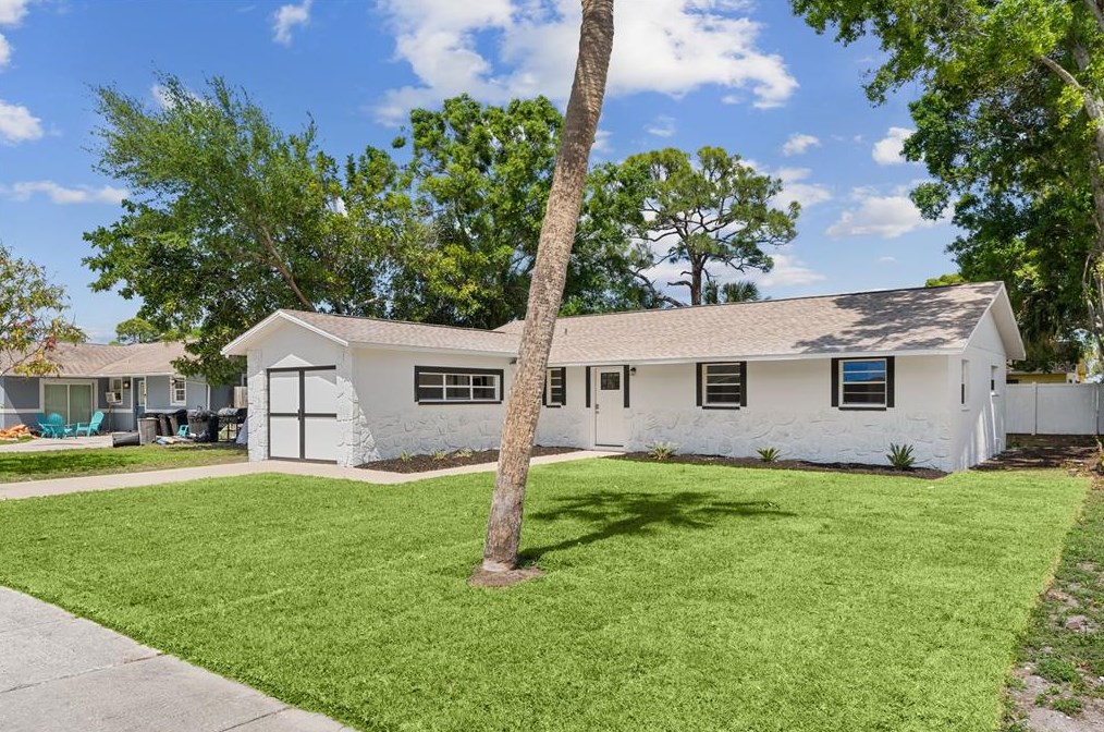1105 65th Avenue Dr, Bradenton, FL 34207-5933