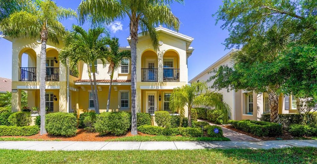 1563 Dorgali Dr, Sarasota, FL 34238-2838