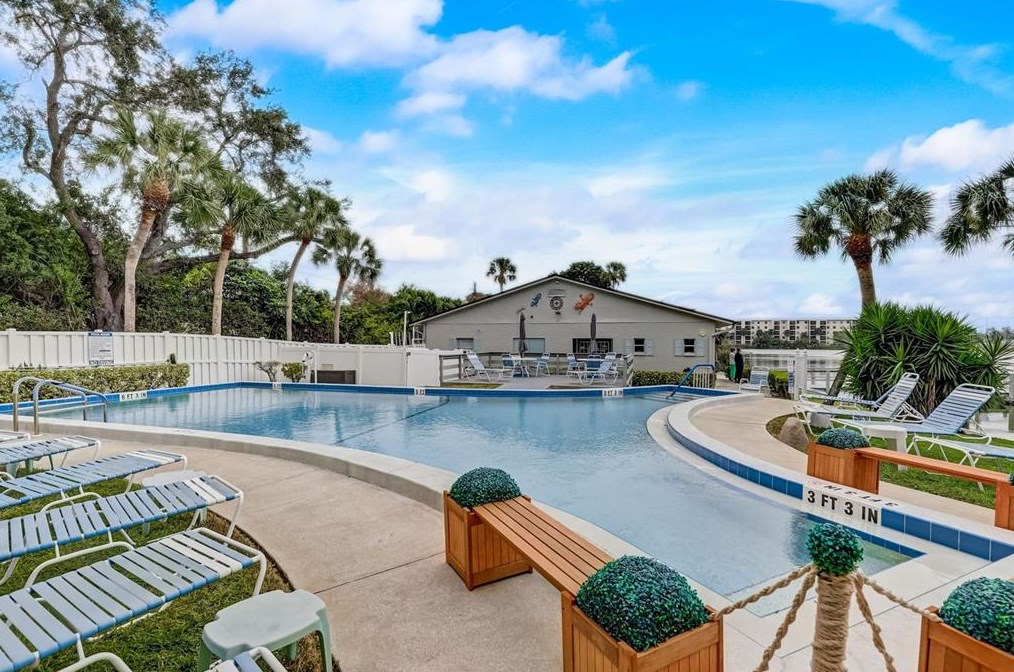 3308 Lake Bayshore Dr #107, Bradenton, FL 34205