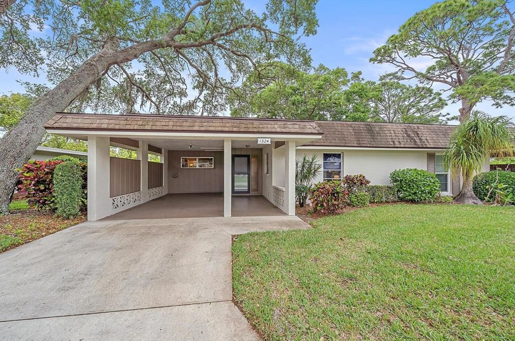 1324 Glendale Cir W, Sarasota, FL 34232
