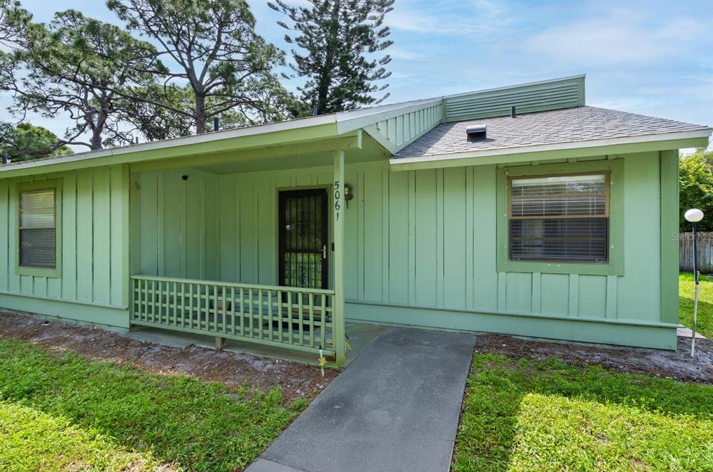 5061 Barrington Cir, Sarasota, FL 34234-3886