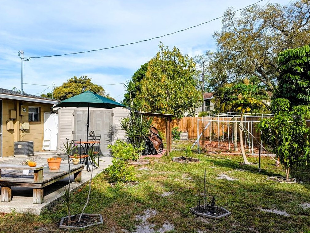 2068 Garden Ln, Bradenton FL  34207-8553 exterior