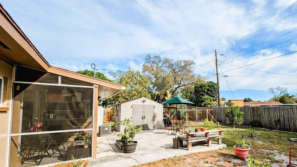 2068 Garden Ln, Bradenton FL  34207-8553 exterior