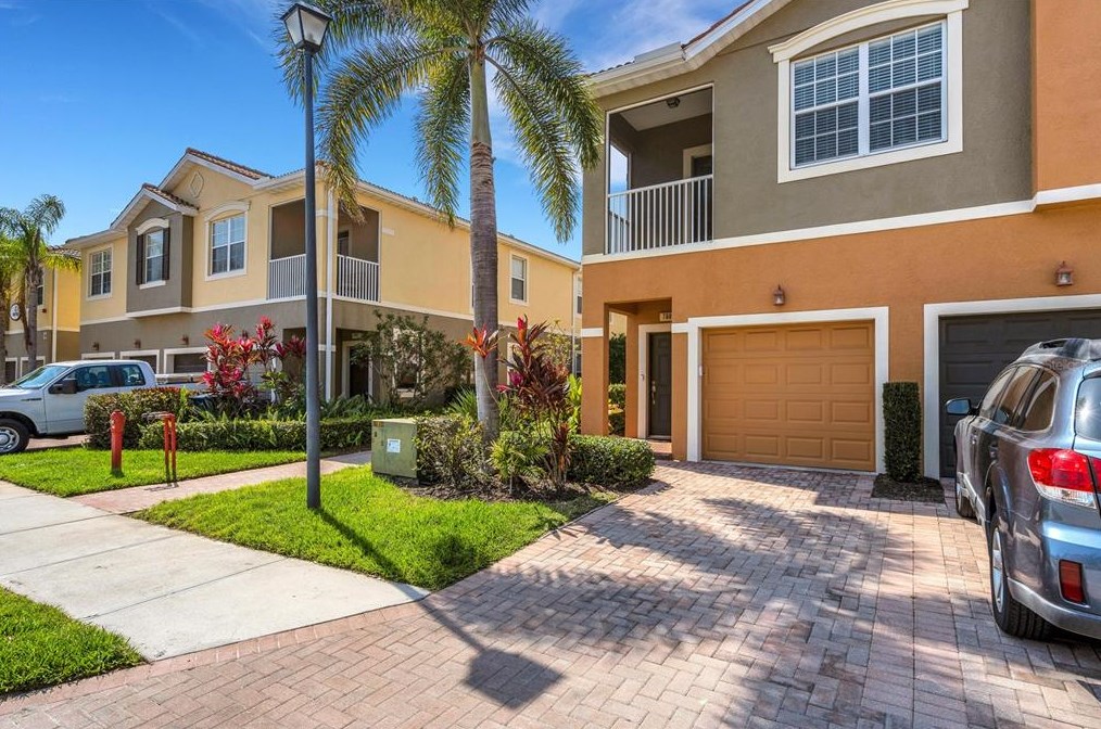 7895 Limestone Ln, Sarasota, FL 34233-3244
