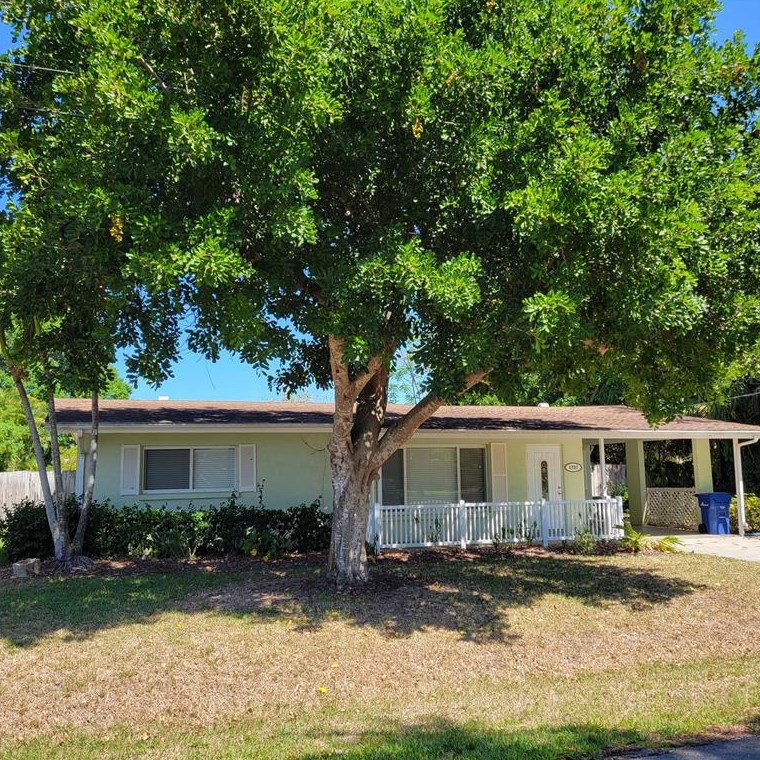 1737 Laramie St, Sarasota, FL 34231-8840