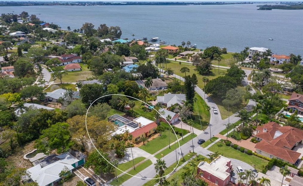 7811 Senrab Dr, Bradenton, FL 34209-3229