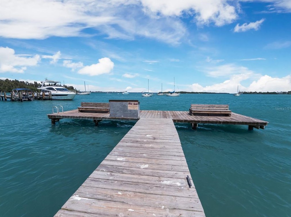 680 Fox St, Longboat Key FL 34228-1020 exterior