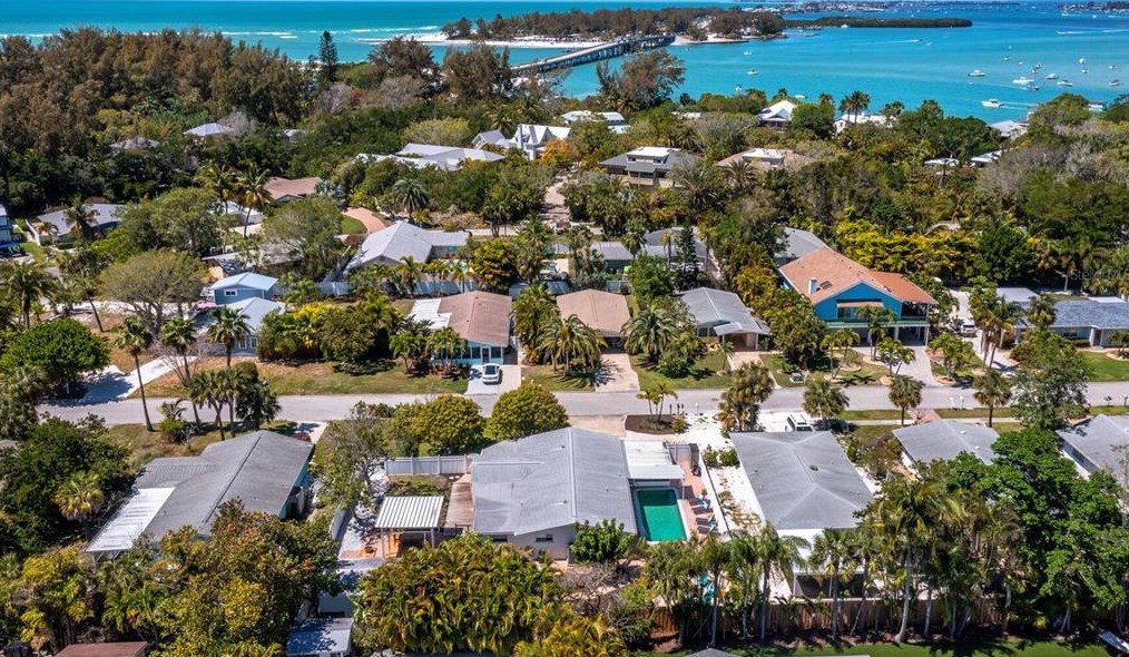 680 Fox St, Longboat Key FL 34228-1020 exterior