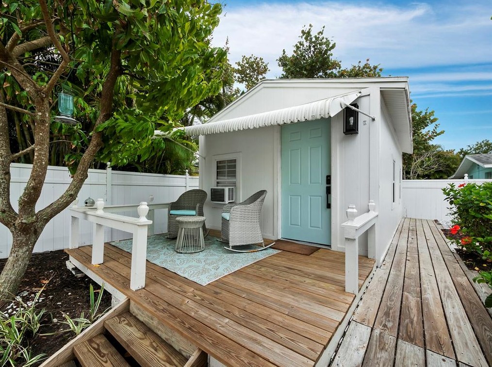 680 Fox St, Longboat Key FL 34228-1020 exterior