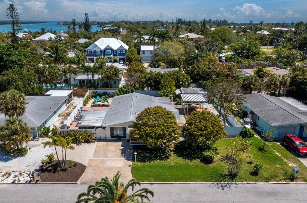 680 Fox St, Longboat Key FL 34228-1020 exterior