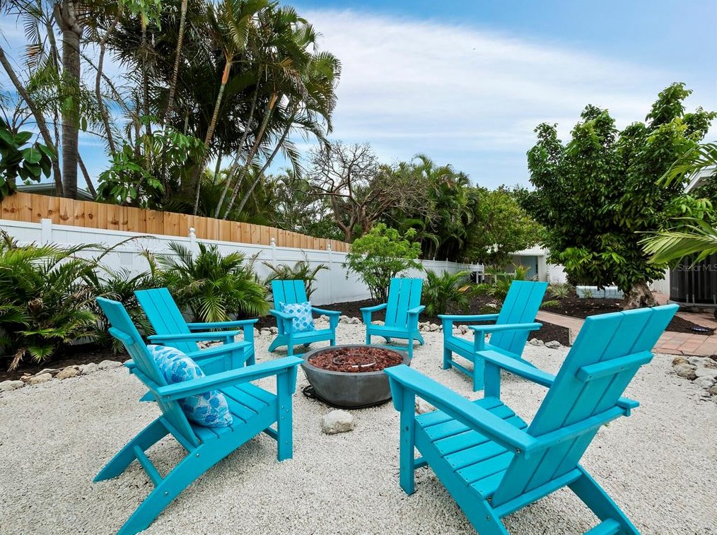 680 Fox St, Longboat Key FL 34228-1020 exterior