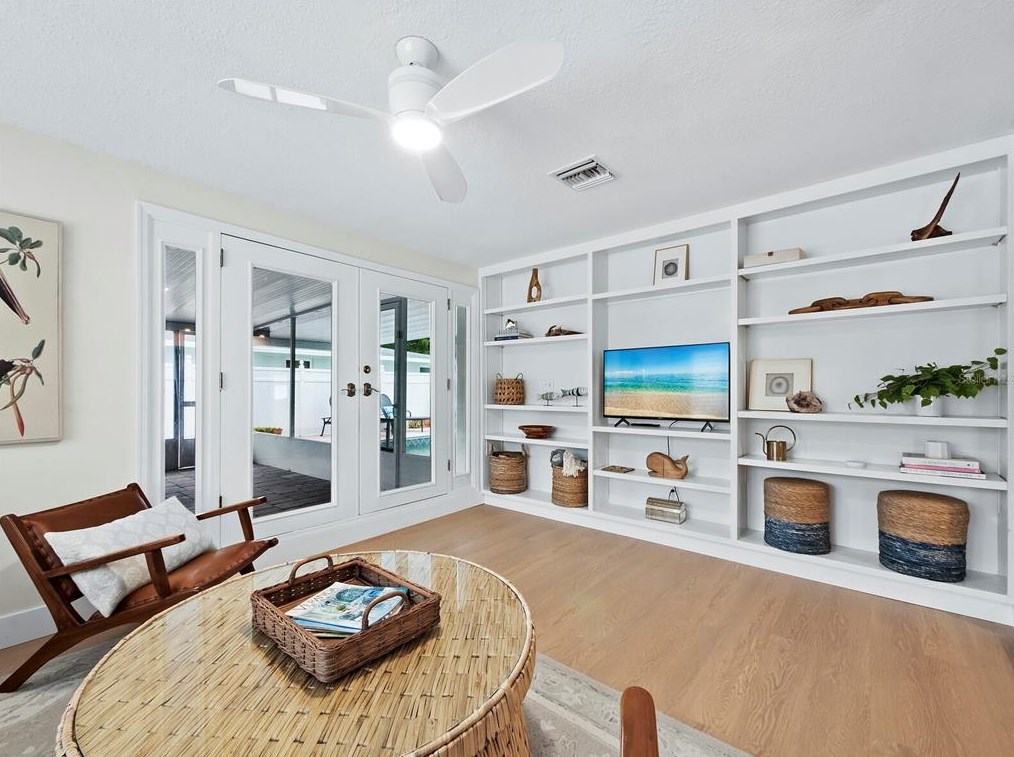 680 Fox St, Longboat Key FL 34228-1020 exterior