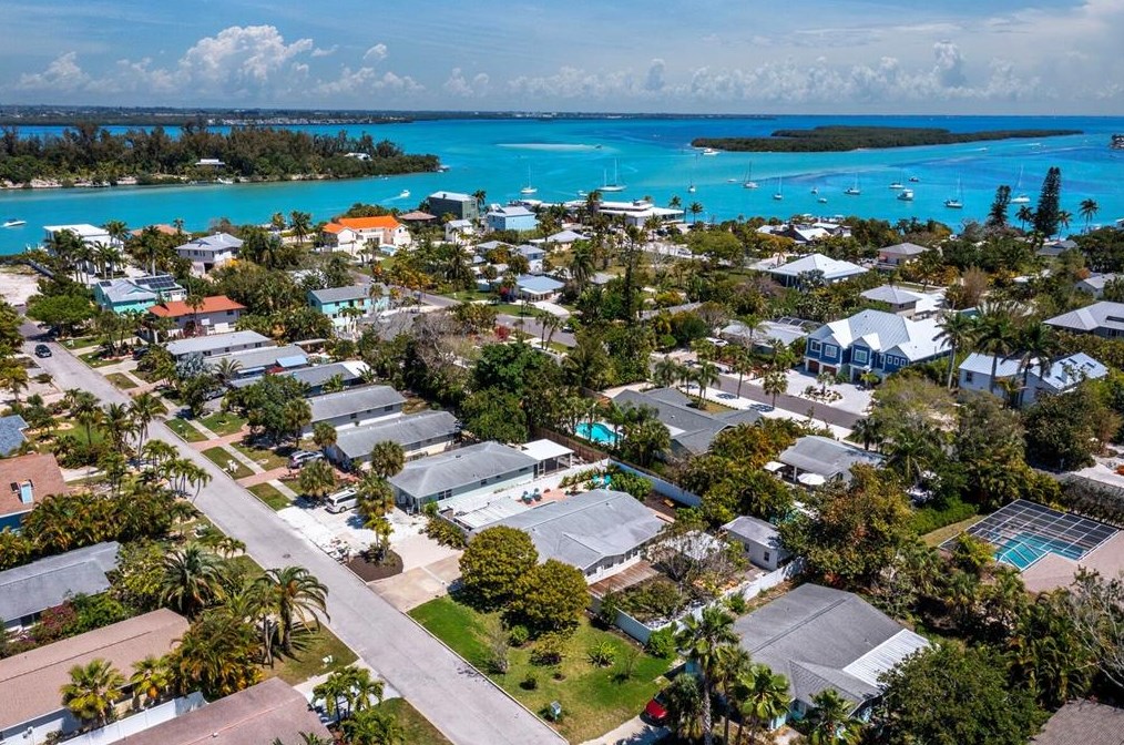 680 Fox St, Longboat Key FL 34228-1020 exterior