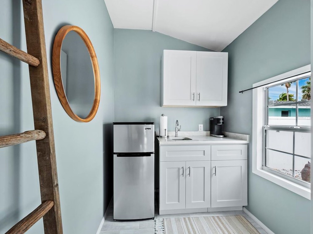 680 Fox St, Longboat Key FL 34228-1020 exterior