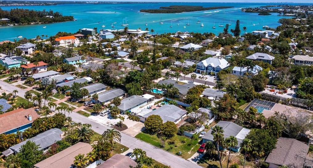 680 Fox St, Longboat Key FL 34228-1020 exterior