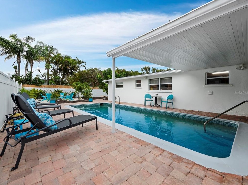 680 Fox St, Longboat Key FL 34228-1020 exterior