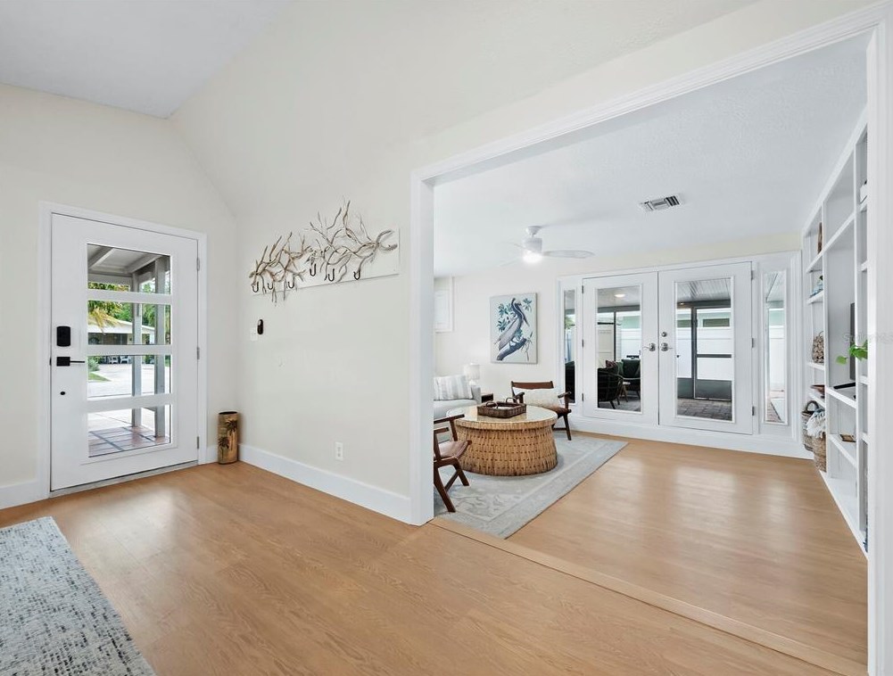 680 Fox St, Longboat Key FL 34228-1020 exterior