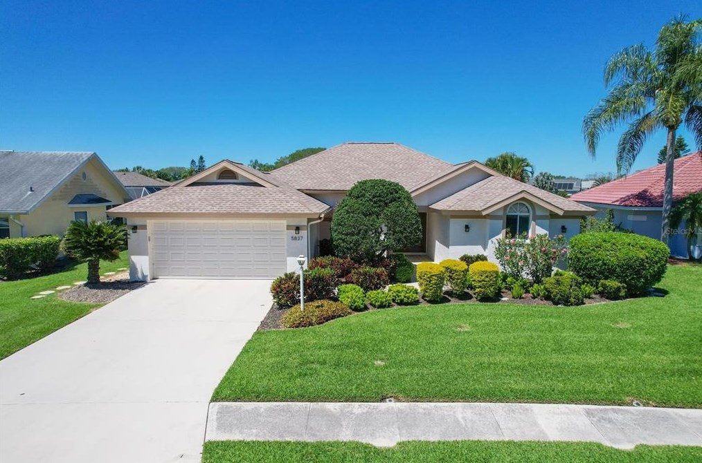 5837 Carriage Dr, Sarasota, FL 34243-3867
